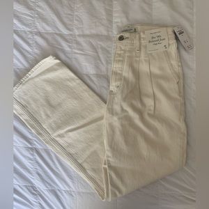 NWT Abercrombie & Fitch The 90’s Relaxed Jean in off-white